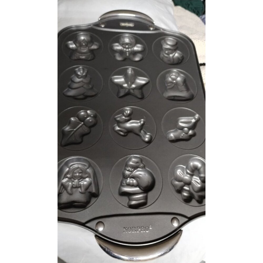 Nopro Non-Stick Holiday Bakeware‎ Pan With 12 Christmas Shapes Mold